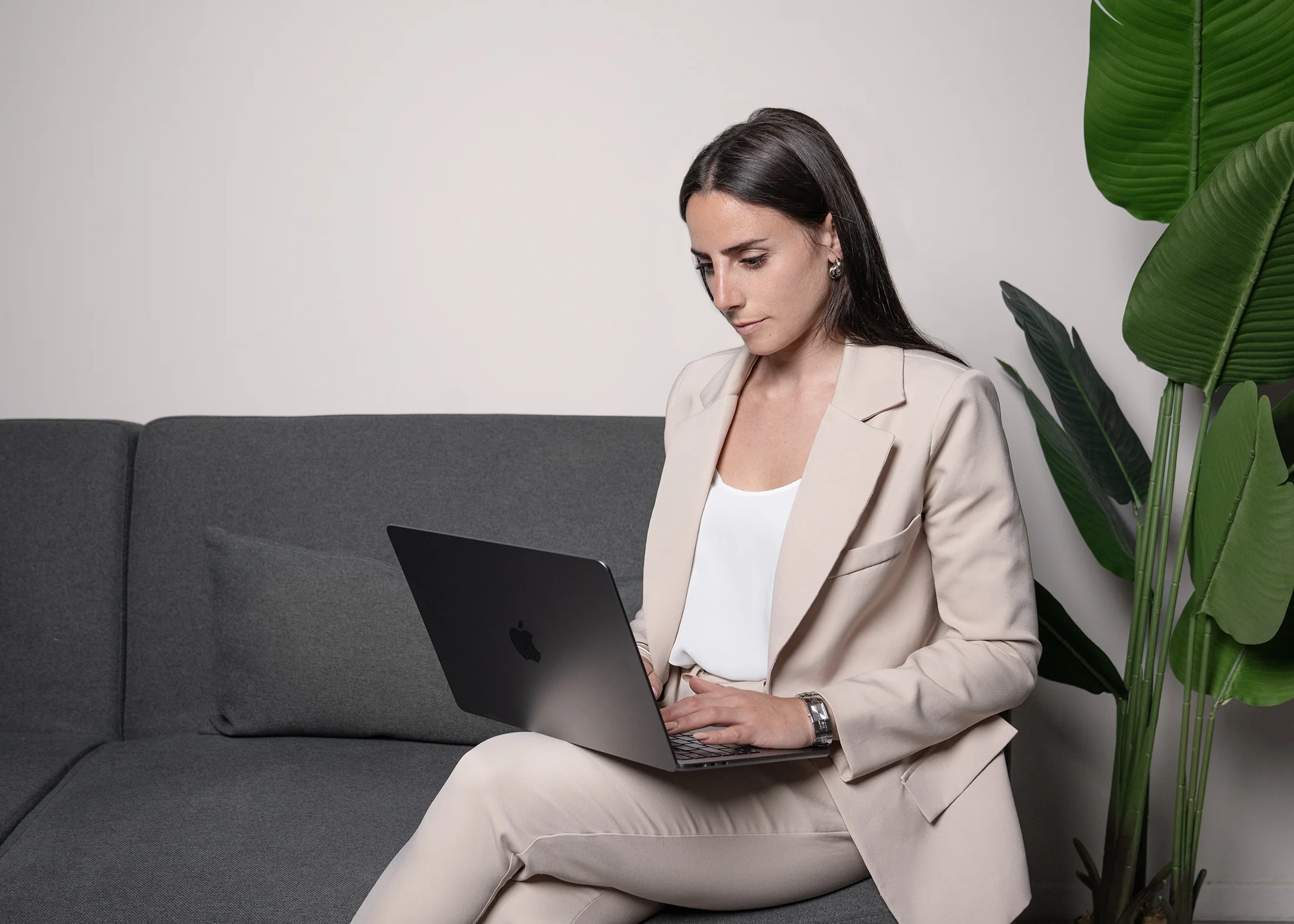 Sara De Pietro al lavoro sulla pianificazione di un evento